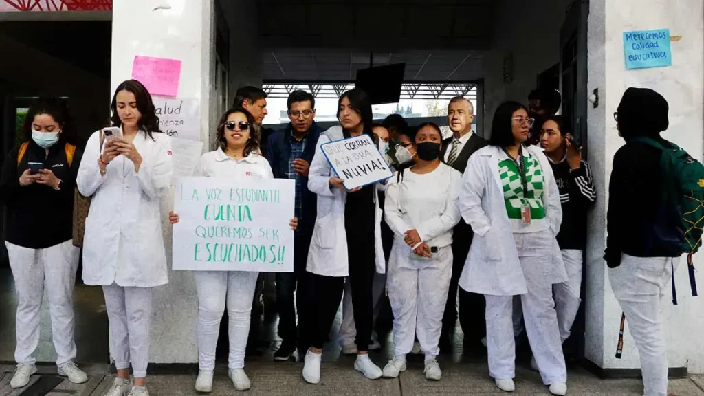 Estudiantes de Medicina UPAEP se manifiestan contra directora; exigen su destitución