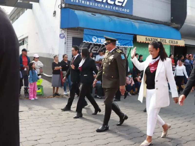 Ariadna Ayala encabeza desfile cívico militar en Atlixco con motivo del 214 aniversario de la Independencia de México