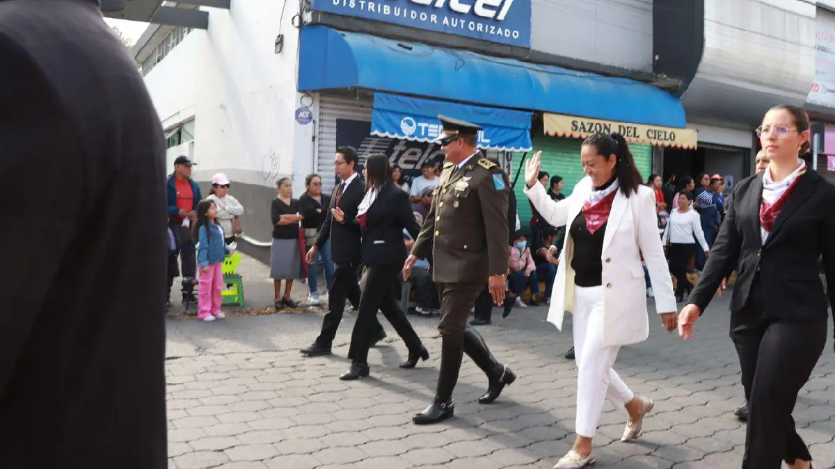 Ariadna Ayala encabeza desfile cívico militar en Atlixco con motivo del 214 aniversario de la Independencia de México