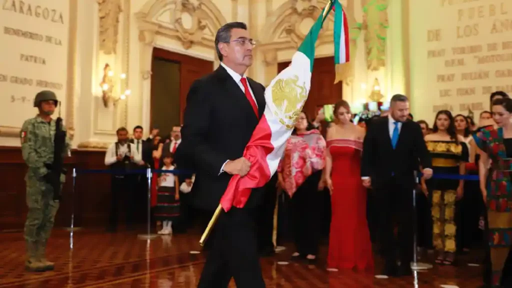 En familia, Puebla celebra 214 aniversario del Grito de Independencia
