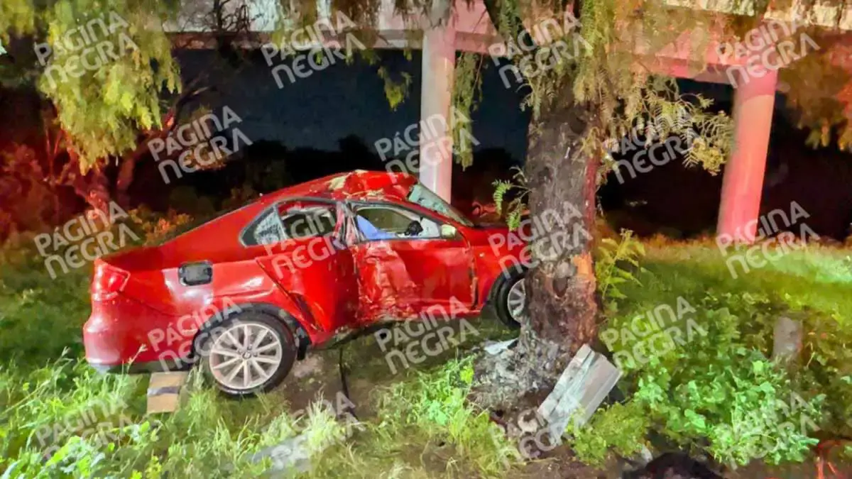Familia chocó contra un árbol en Periférico Ecológico de Puebla; la mamá murió 