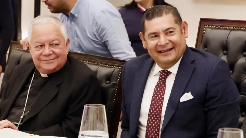 Alejandro Armenta sontiene reunión con el Arzobispo de Puebla