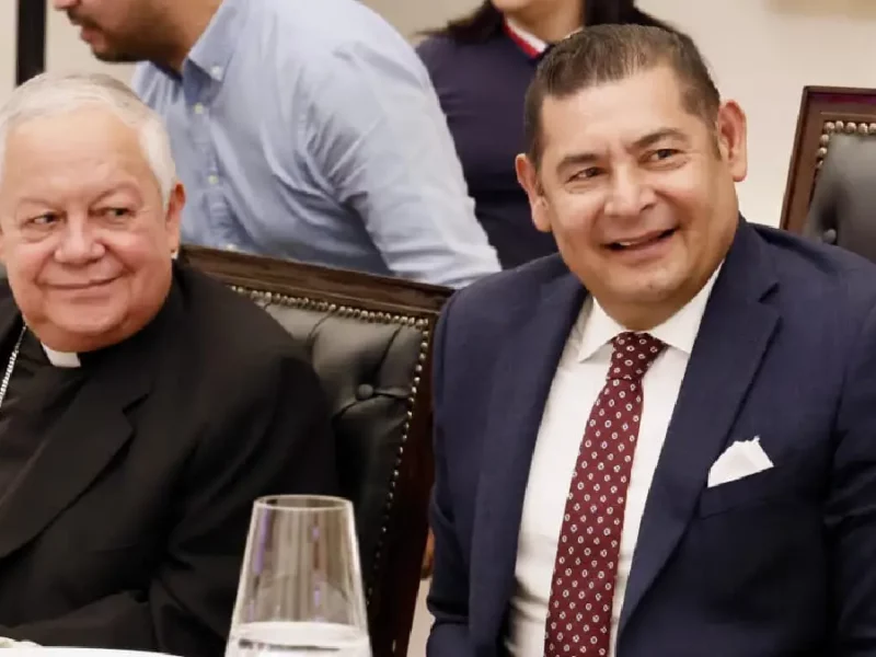 Alejandro Armenta sontiene reunión con el Arzobispo de Puebla