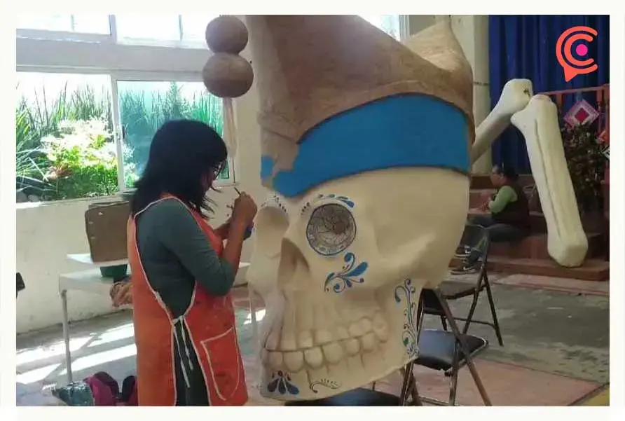 Artesanos de Atlixco trabajan para homenajear personajes históricos con sus Catrinas monumentales 