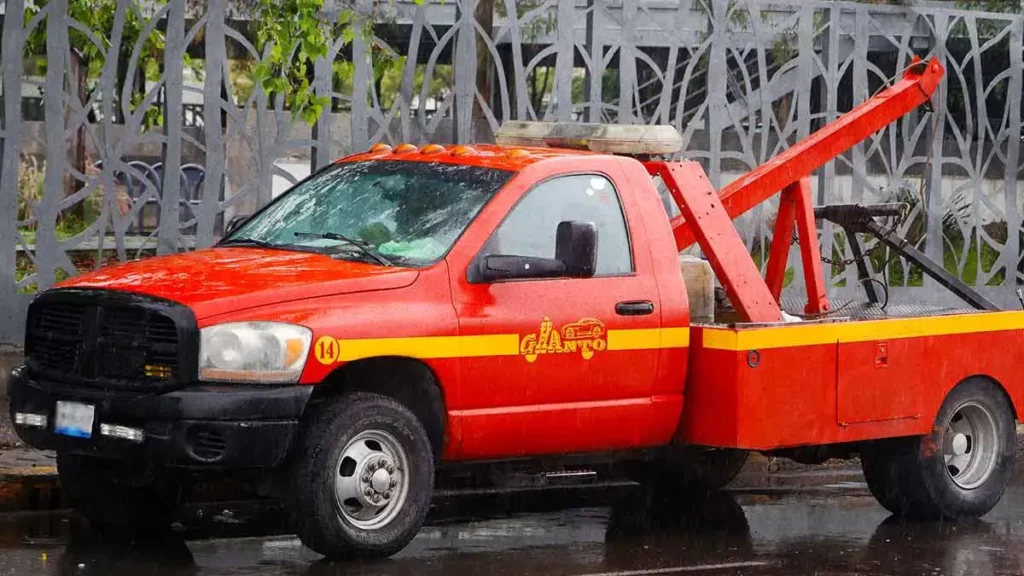 Movilidad estatal rechaza aumento en tarifas de grúas en Puebla