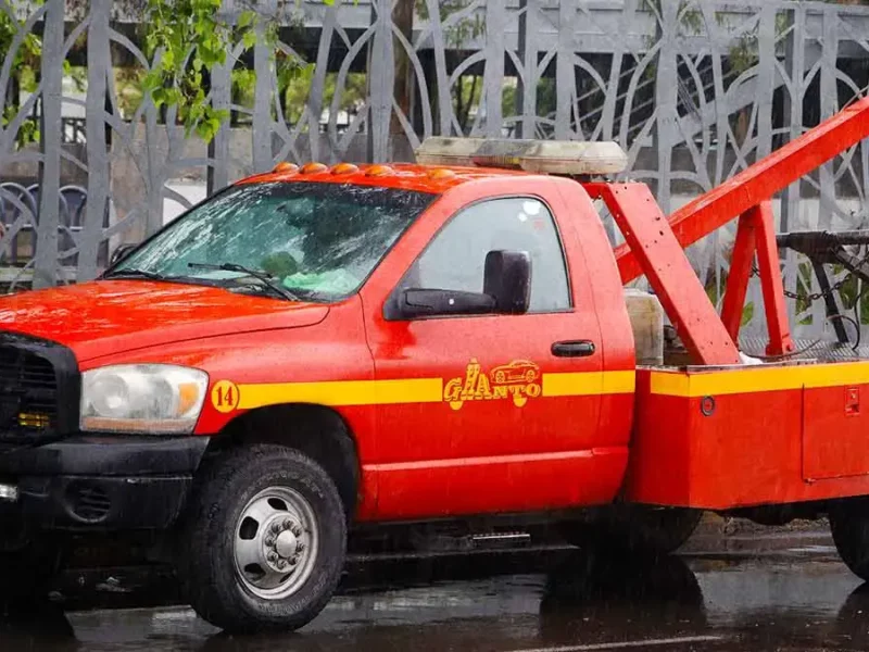 Movilidad estatal rechaza aumento en tarifas de grúas en Puebla