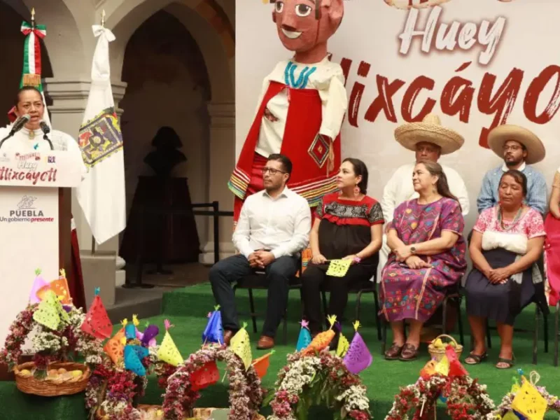 Ariadna Ayala encabeza convite de invitación al gobierno de Puebla para el festival Huey Atlixcáyotl
