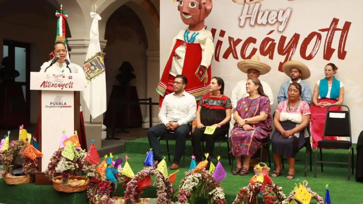 Ariadna Ayala encabeza convite de invitación al gobierno de Puebla para el festival Huey Atlixcáyotl