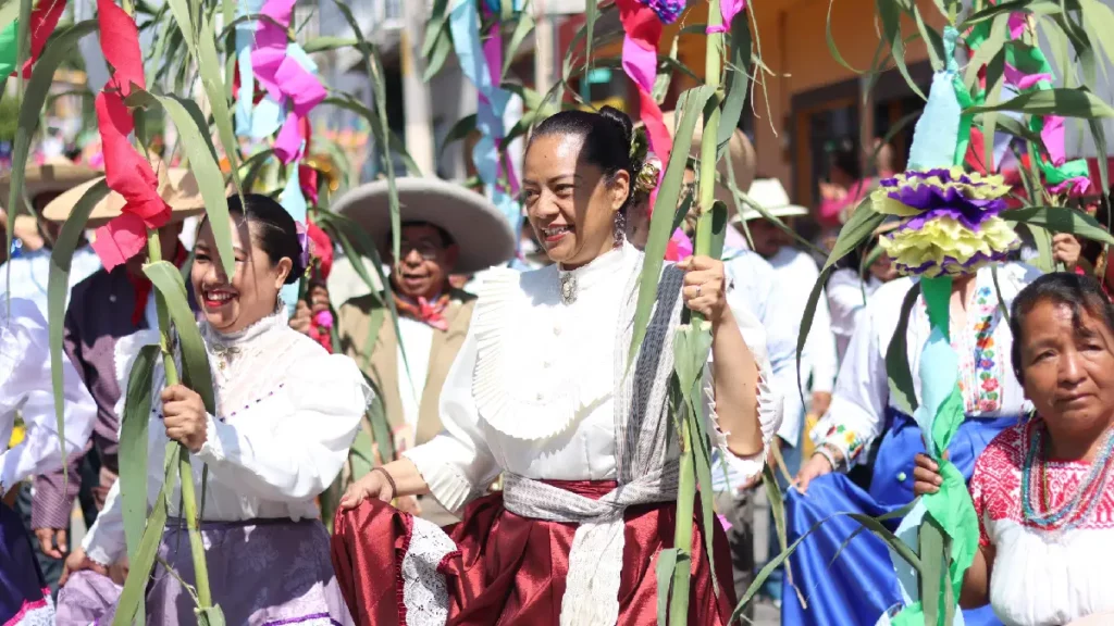 Danzantes invitan al Huey Atlixcáyotl en tradicional Convite por las calles de Atlixco, Puebla