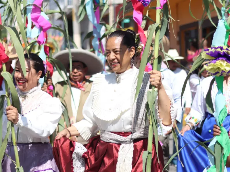 Danzantes invitan al Huey Atlixcáyotl en tradicional Convite por las calles de Atlixco, Puebla