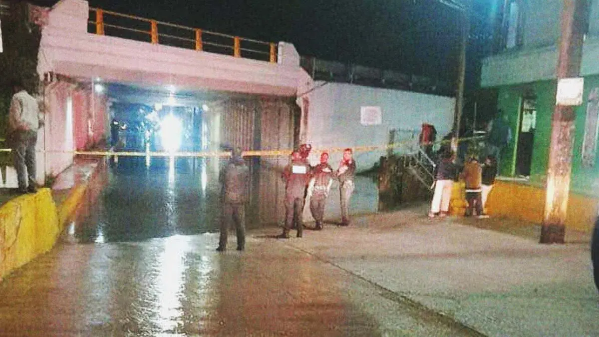 Indigente murió ahogado tras intentar pasar debajo de un puente inundado en Texmelucan