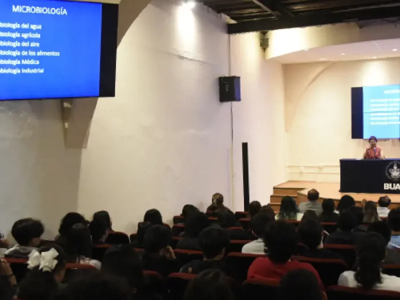 Dicta conferencia la Rectora Lilia Cedillo Ramírez a estudiantes de la Preparatoria Emiliano Zapata
