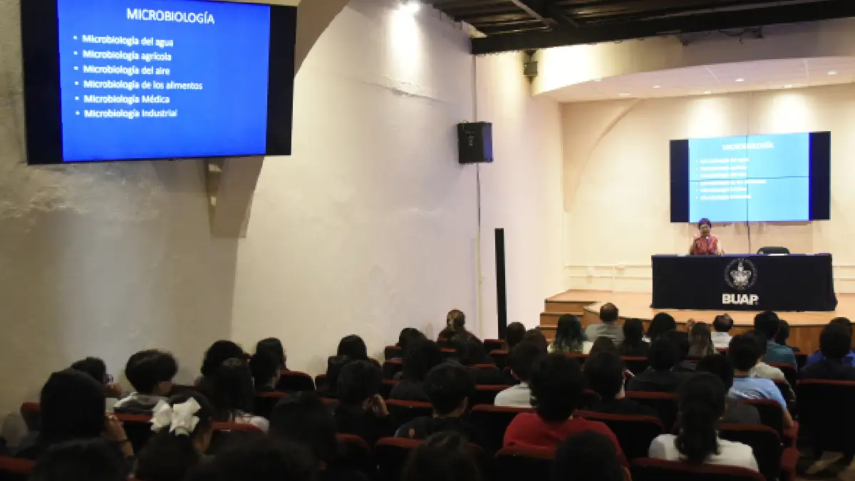 Dicta conferencia la Rectora Lilia Cedillo Ramírez a estudiantes de la Preparatoria Emiliano Zapata