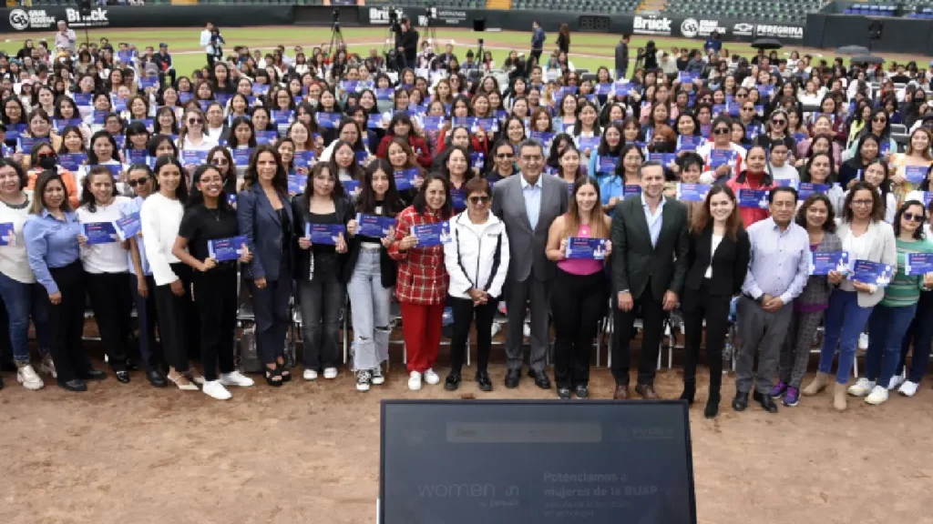 Universitarias BUAP reciben reconocimientos de la beca Women In by Emtech