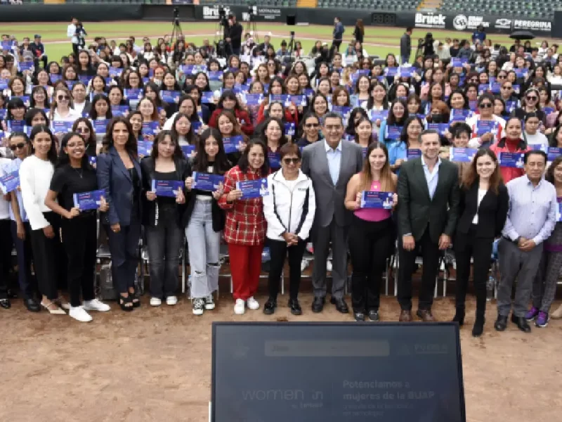 Universitarias BUAP reciben reconocimientos de la beca Women In by Emtech