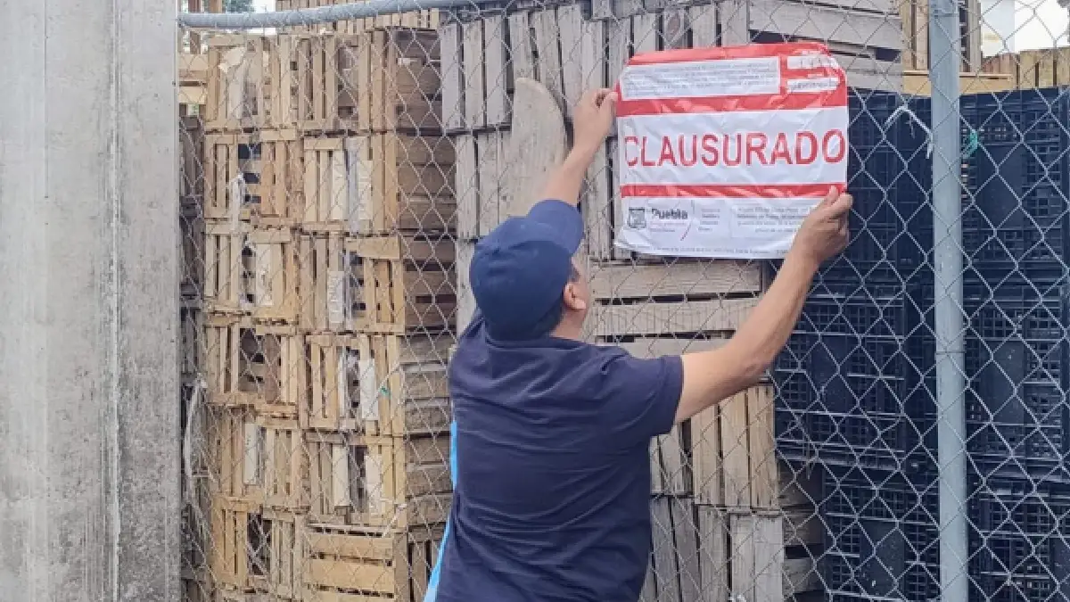 Ayuntamiento de Puebla clausura obra irregular en zona de la Central de Abasto