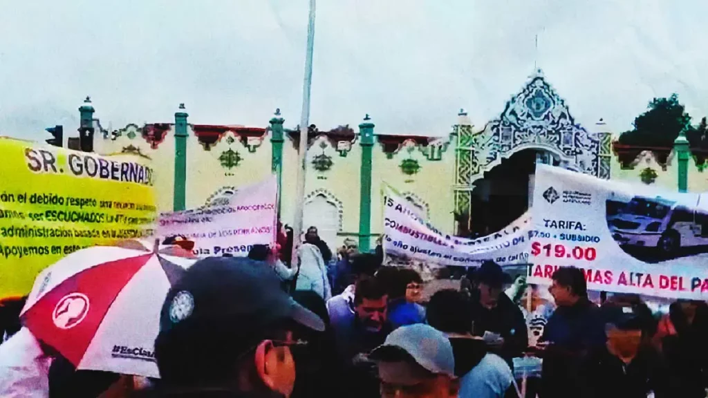 Concesionarios de Puebla se manifiestan para exigir aumento al pasaje del transporte público