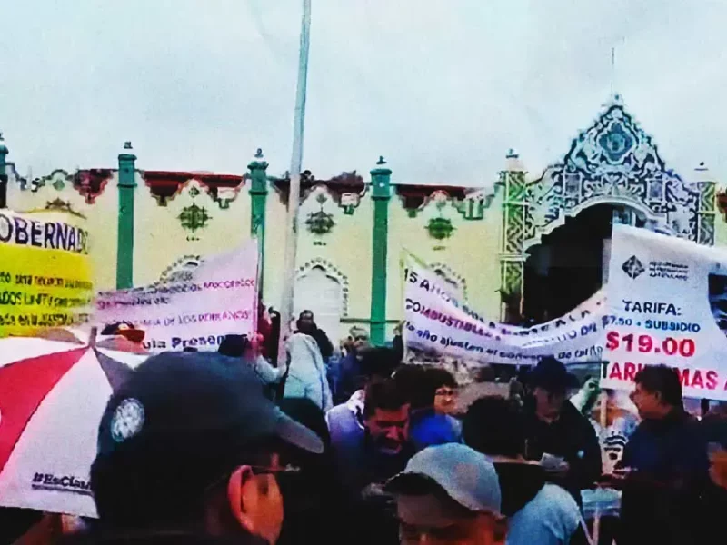 Concesionarios de Puebla se manifiestan para exigir aumento al pasaje del transporte público