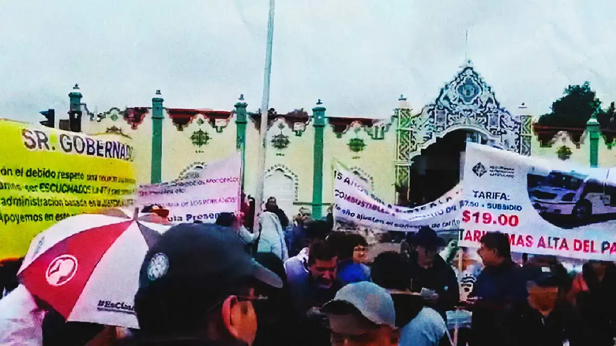 Concesionarios de Puebla se manifiestan para exigir aumento al pasaje del transporte público