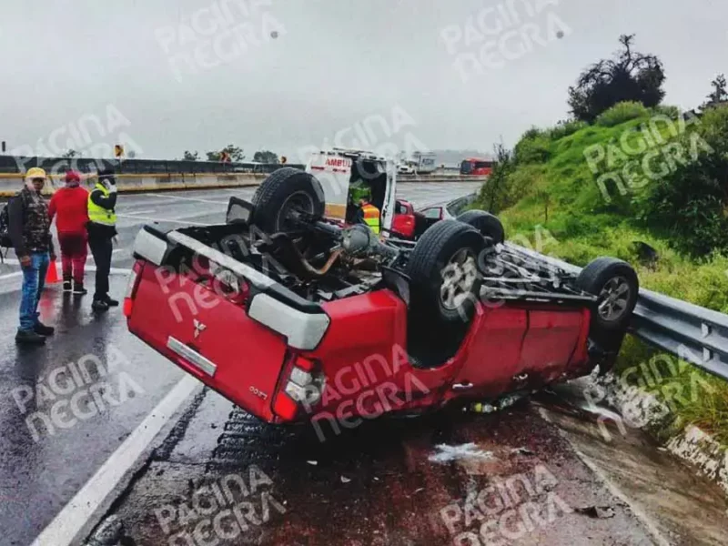 Volcadura de camioneta dejó un muerto y tres lesionados en Santa Rita Tlahuapan, Puebla 