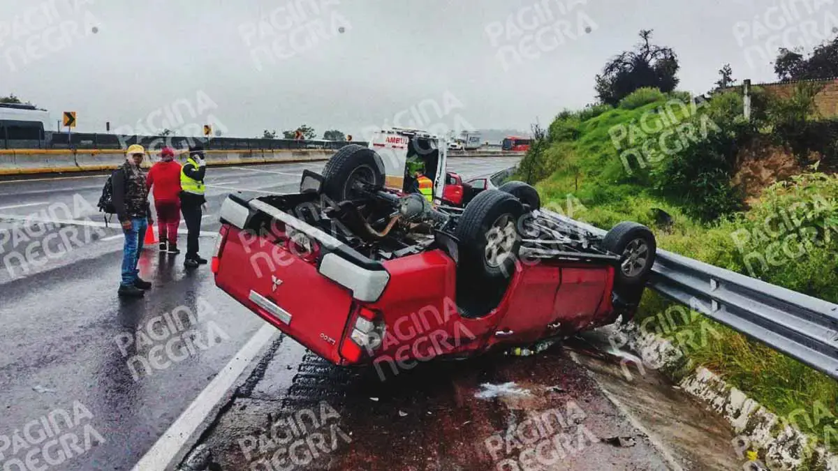 Volcadura de camioneta dejó un muerto y tres lesionados en Santa Rita Tlahuapan, Puebla 