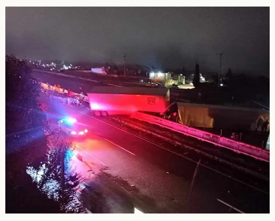 Tráiler chocó contra dos autos y volcó en la autopista México-Puebla; diez personas resultaron heridas
