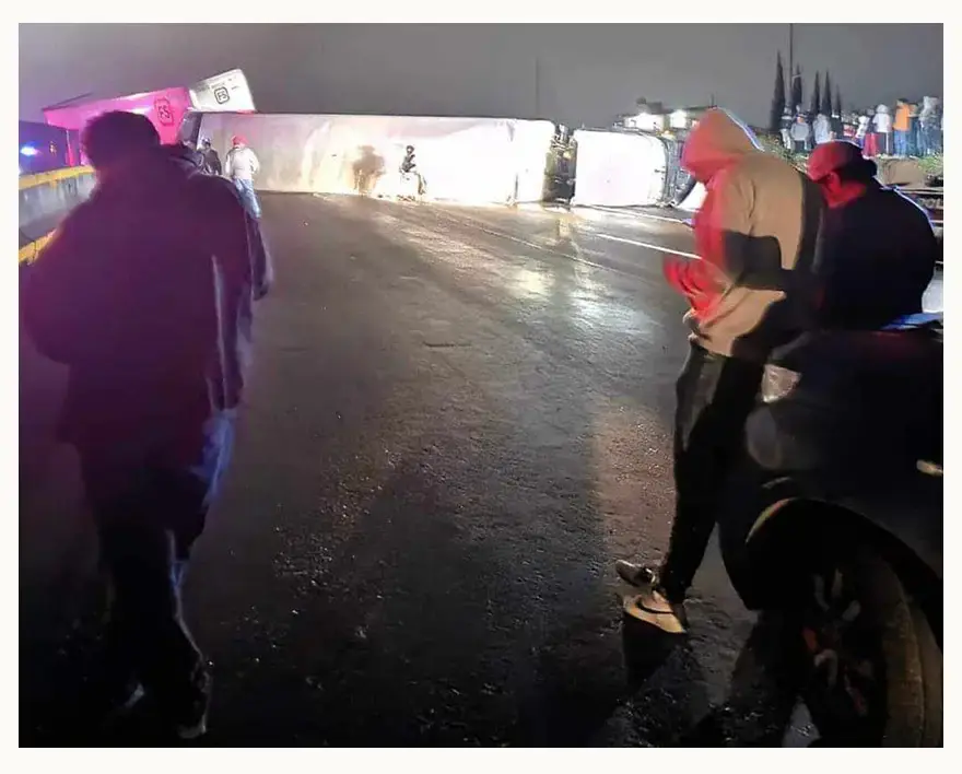 Tráiler chocó contra dos autos y volcó en la autopista México-Puebla; diez personas resultaron heridas