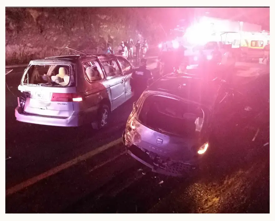 Tráiler chocó contra dos autos y volcó en la autopista México-Puebla; diez personas resultaron heridas