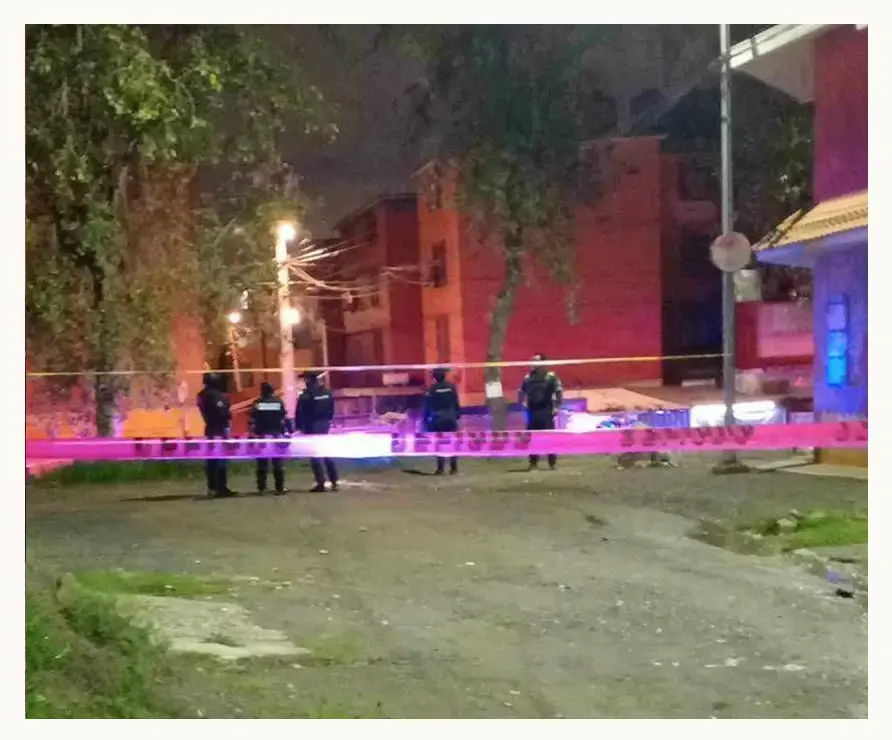 Ataque directo deja un muerto y dos heridos en puesto de micheladas en San Sebastián