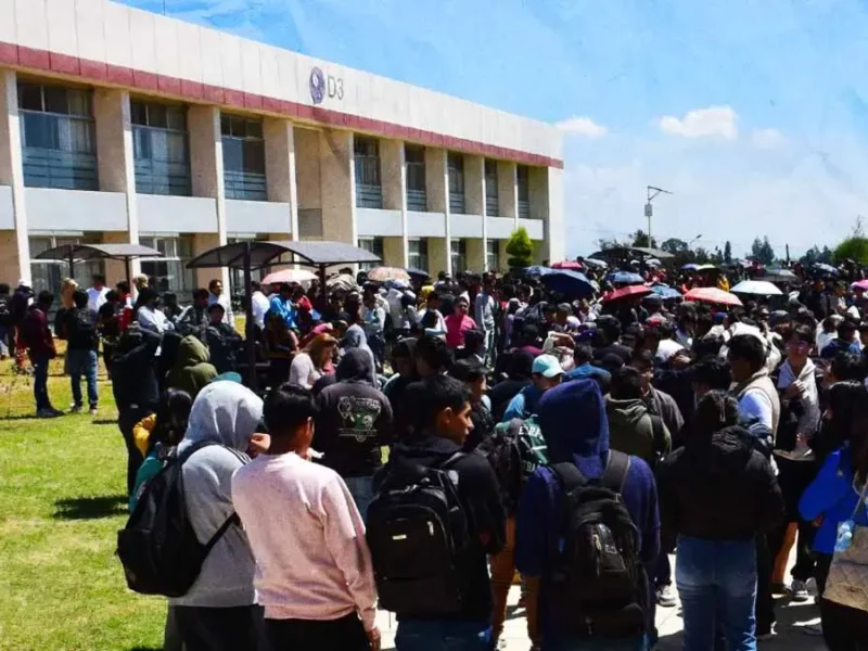 Estudiantes de Universidad Politécnica de Puebla realizan manifestación para exigir pavimentar accesos al plantel
