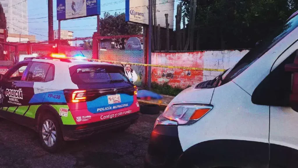 Hombre es asesinado a golpes en la lateral de la Recta a Cholula