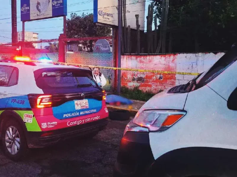 Hombre es asesinado a golpes en la lateral de la Recta a Cholula