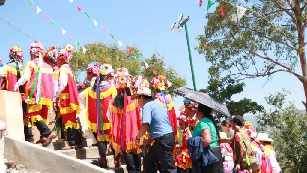 ¿Sabías qué?, previo al Huey Atlixcáyotl danzantes realizan peregrinación a la ermita de San Miguel