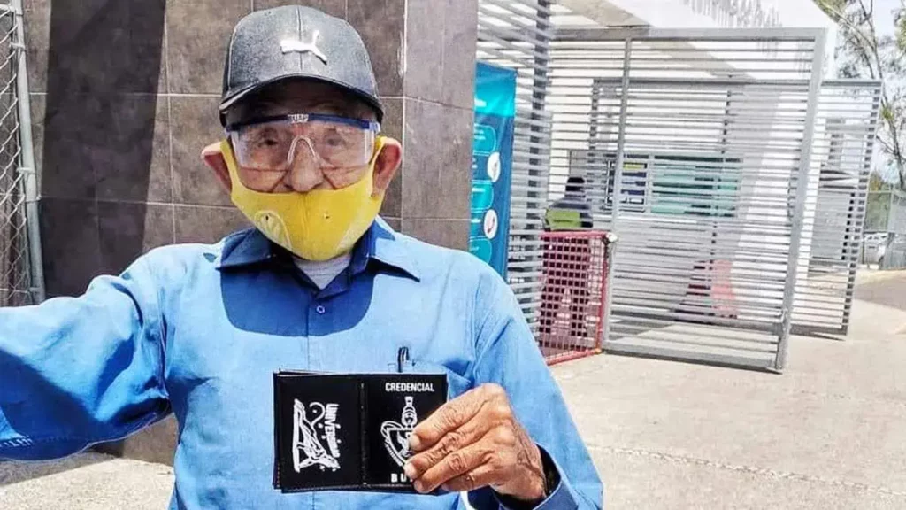 Realizan colecta para don Eduardo, conocido por vender portacredenciales en la BUAP 