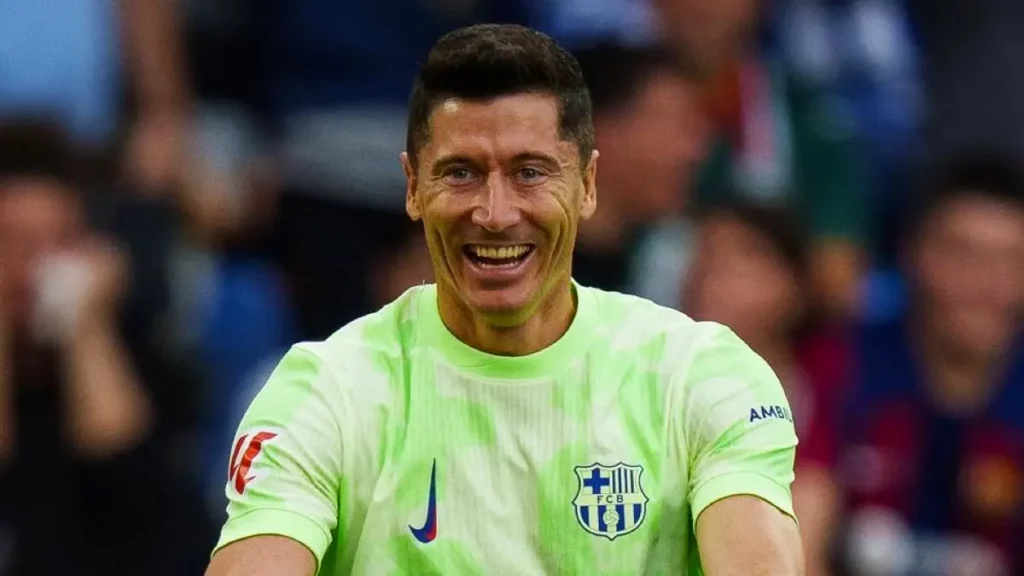 Robert Lewandowski logra un hat-trick en el triunfo del FC Barcelona sobre el Alavés  
