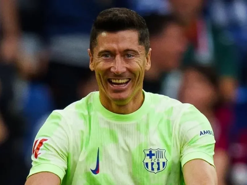 Robert Lewandowski logra un hat-trick en el triunfo del FC Barcelona sobre el Alavés  