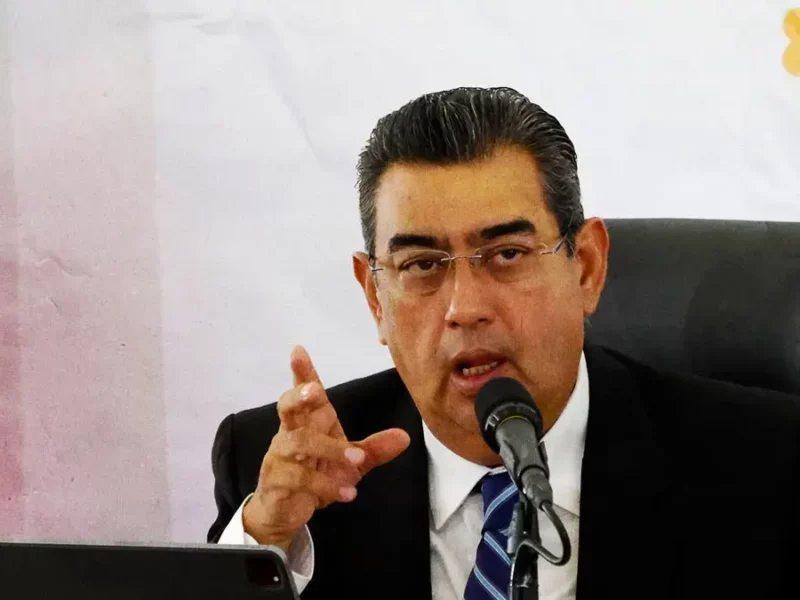 Ante omisión de ayuntamientos, Gobierno de Puebla anuncia programa de "Bacheo nocturno"