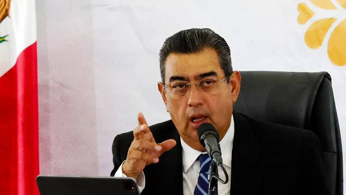 Ante omisión de ayuntamientos, Gobierno de Puebla anuncia programa de "Bacheo nocturno"