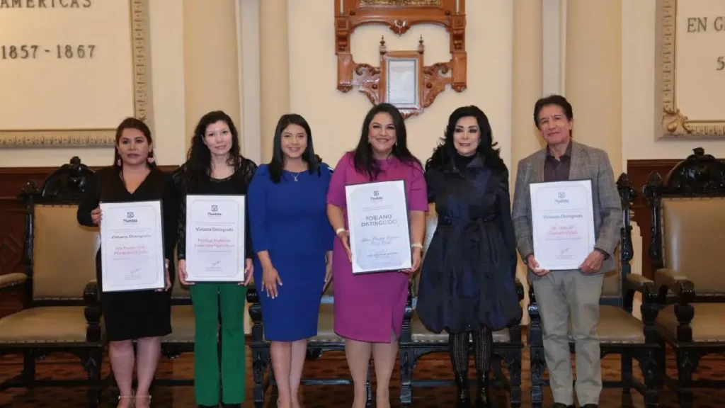 Ayuntamiento de Puebla reconoce a especialistas de paladar hendido