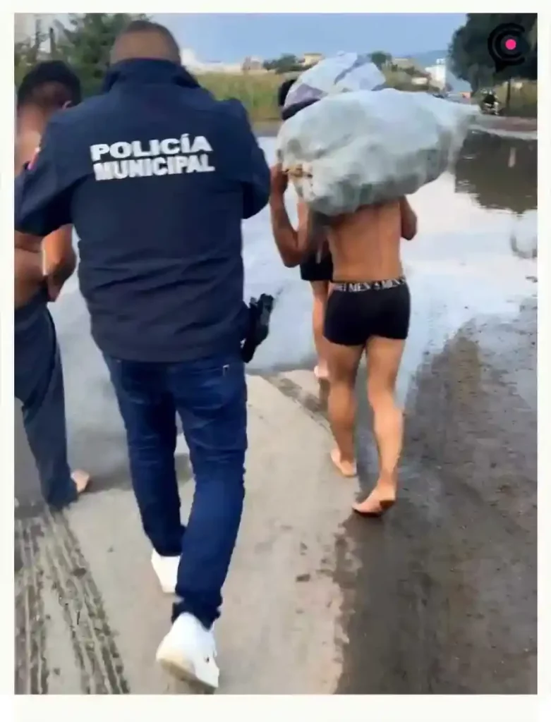 Pobladores de Nealtican detuvieron, golpearon y desnudaron a ladrones de aguacates; casi los linchan 