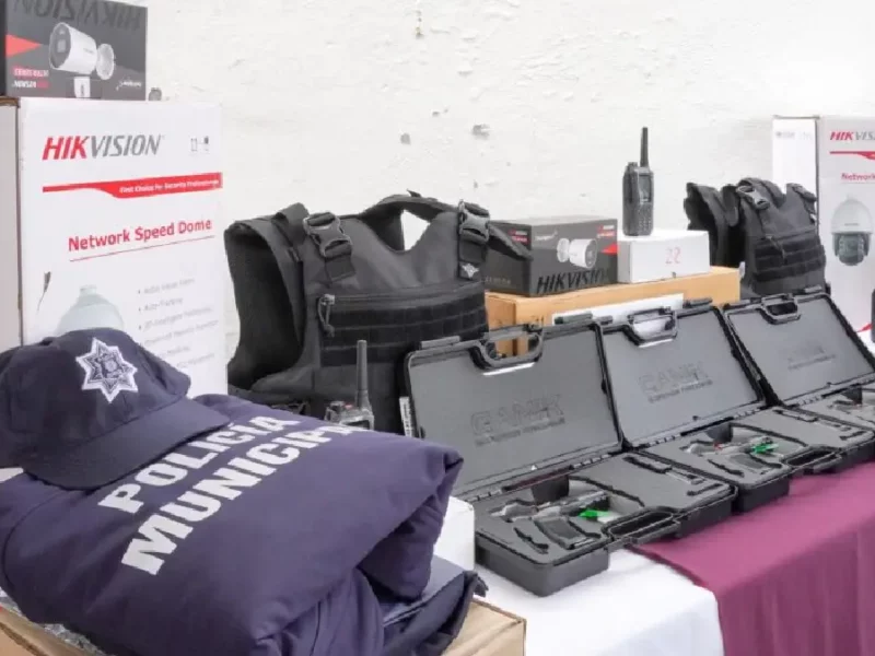 Norma Layón realiza entrega anual de armamento y equipamiento a seguridad pública de Texmelucan
