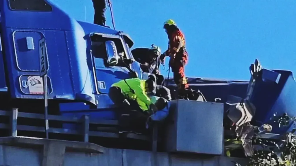 Hombre quedó prensado tras choque en segundo piso de la autopista México-Puebla
