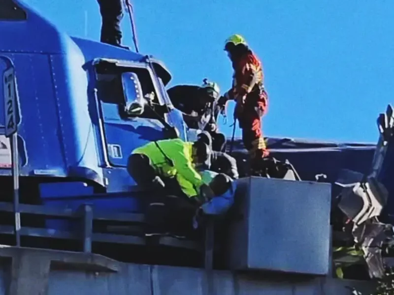 Hombre quedó prensado tras choque en segundo piso de la autopista México-Puebla