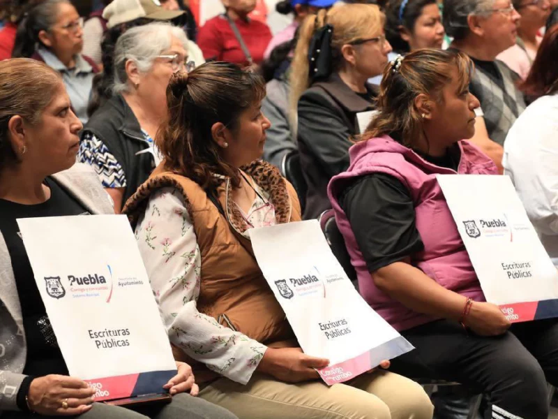 Con entrega de escrituras, Ayuntamiento de Puebla da certeza jurídica a locatarios de mercados de apoyo