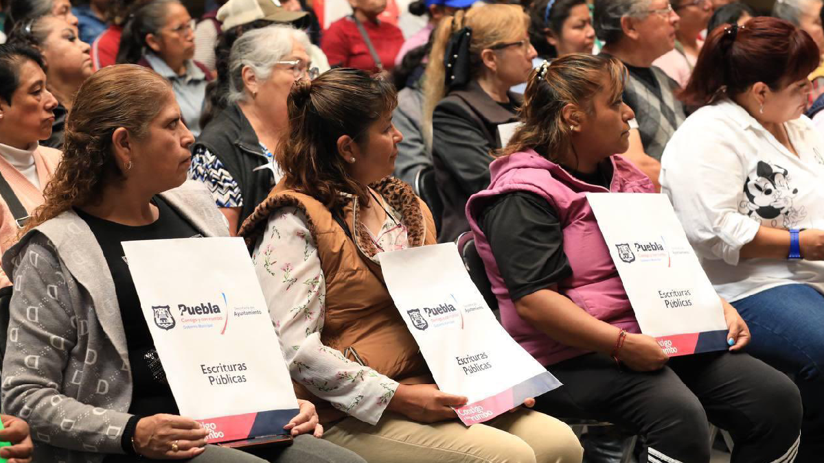 Con entrega de escrituras, Ayuntamiento de Puebla da certeza jurídica a locatarios de mercados de apoyo