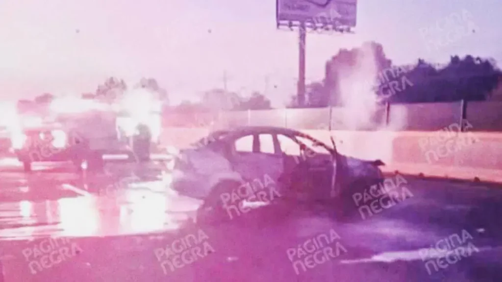 Abandonan tres cuerpos en auto y le prenden fuego en la autopista México-Puebla