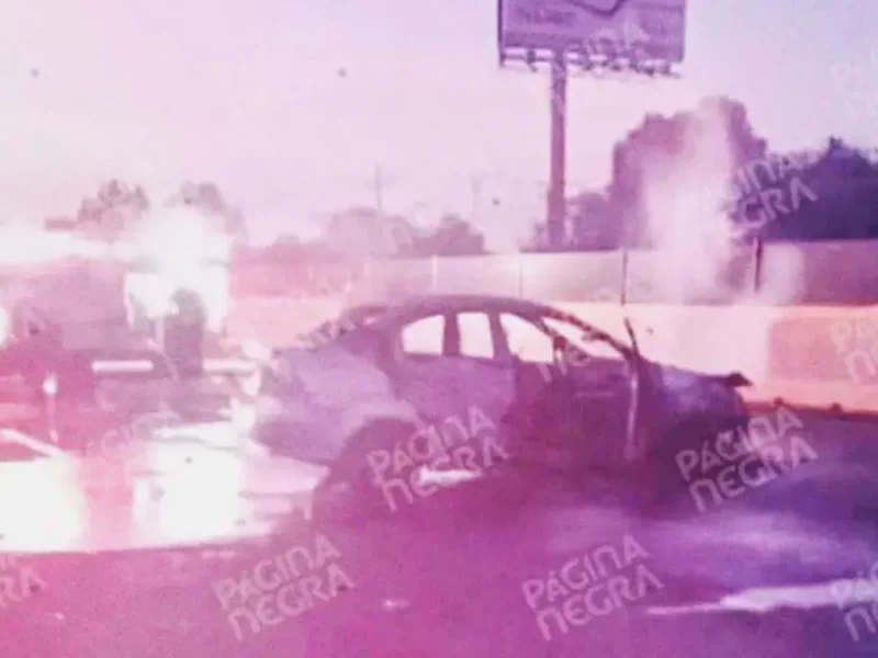 Abandonan tres cuerpos en auto y le prenden fuego en la autopista México-Puebla