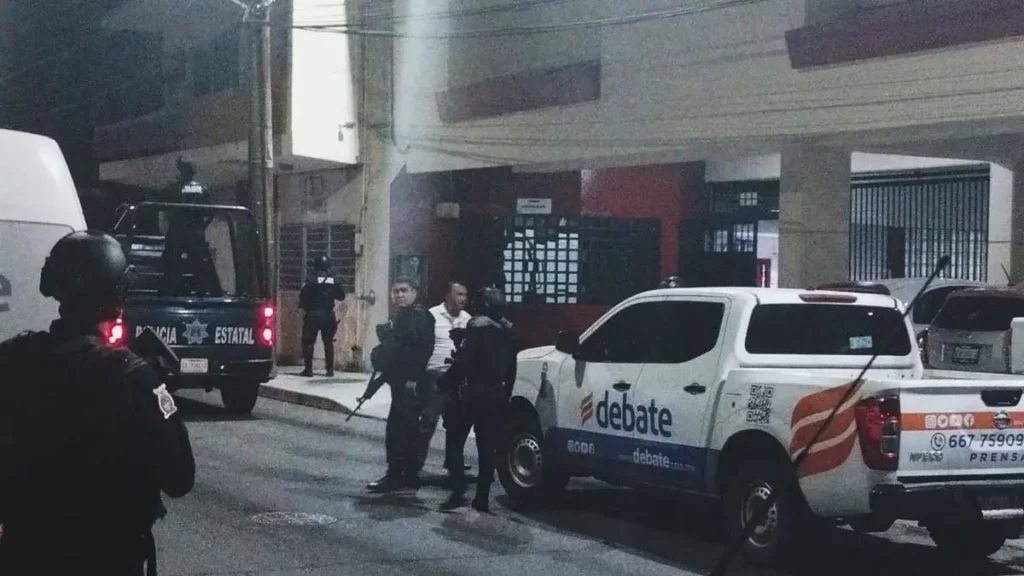 Balean El Debate en Culiacán, Sinaloa; fachada y autos de la casa editorial sufren daños