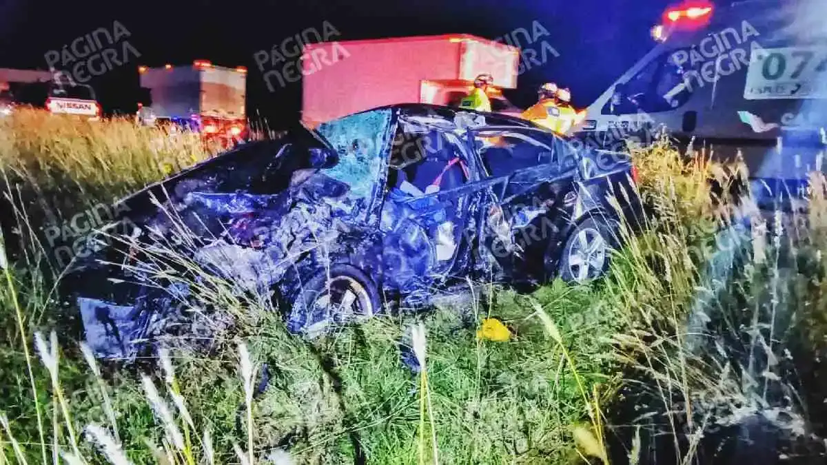 Choque frontal dejó dos conductores muertos y una mujer lesionada en Cañada Morelos, Puebla