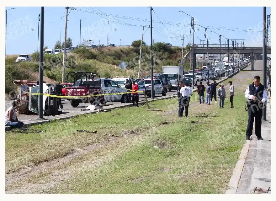 Víctor perdió el control de su camioneta, volcó y murió sobre Periférico Ecológico de Puebla